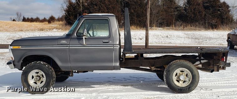 image for item GA9456 1979 Ford F250 flatbed pickup truck
