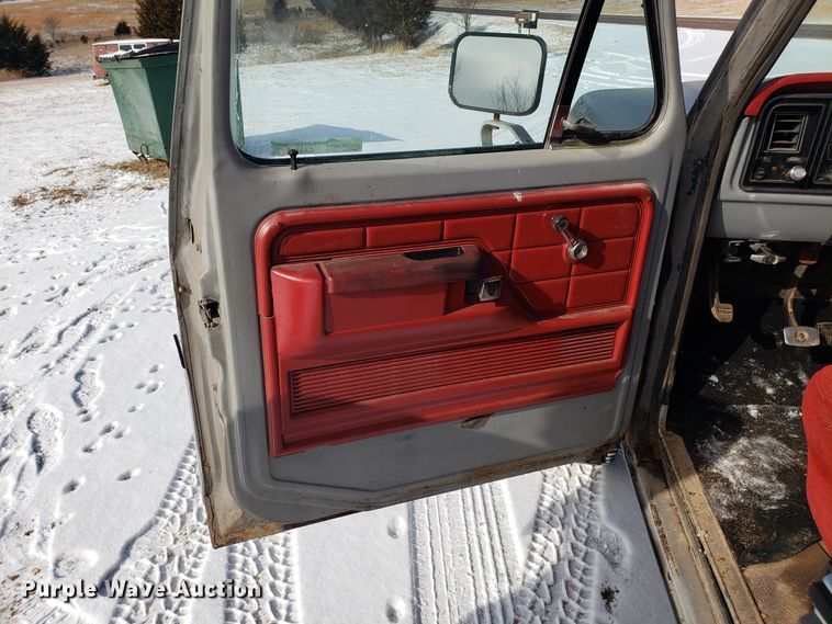 image for item GA9456 1979 Ford F250 flatbed pickup truck