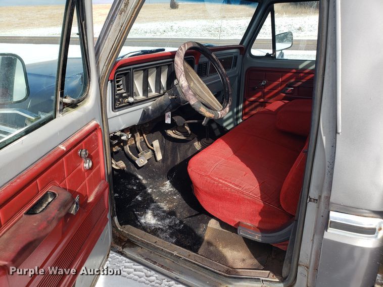 image for item GA9456 1979 Ford F250 flatbed pickup truck