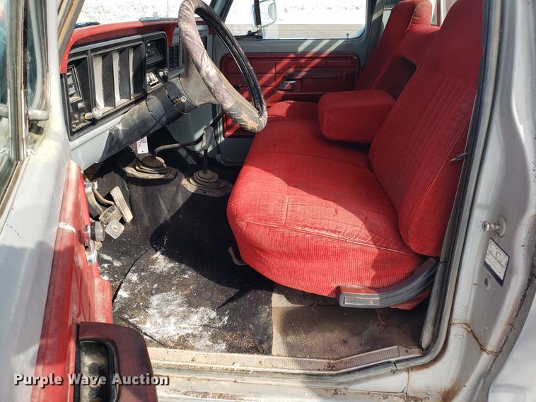 image for item GA9456 1979 Ford F250 flatbed pickup truck