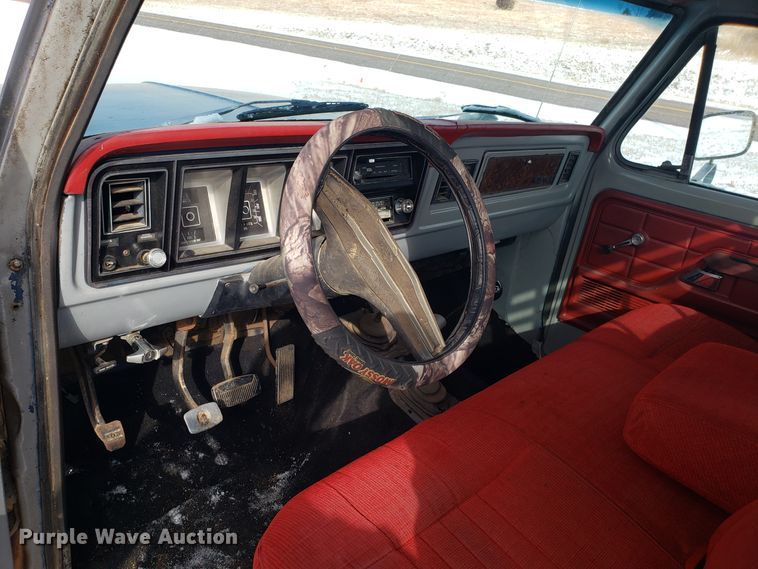 image for item GA9456 1979 Ford F250 flatbed pickup truck