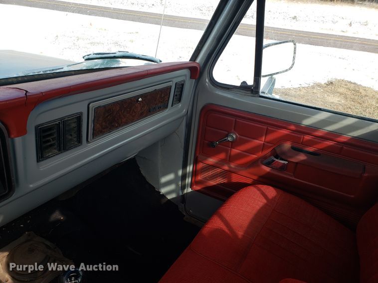 image for item GA9456 1979 Ford F250 flatbed pickup truck