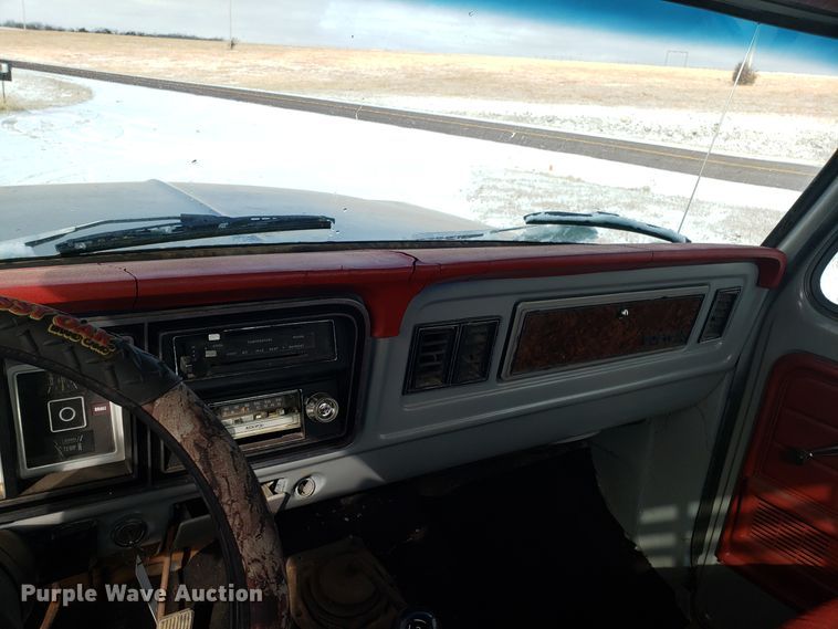 image for item GA9456 1979 Ford F250 flatbed pickup truck