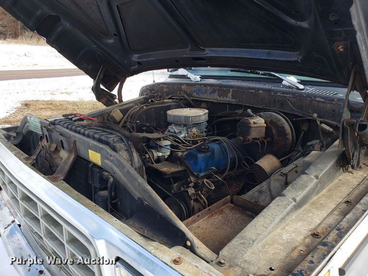 image for item GA9456 1979 Ford F250 flatbed pickup truck