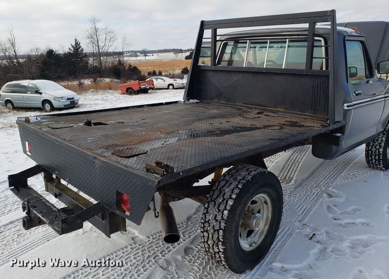 image for item GA9456 1979 Ford F250 flatbed pickup truck
