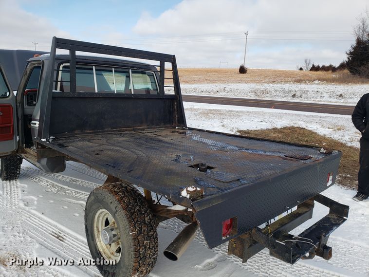 image for item GA9456 1979 Ford F250 flatbed pickup truck