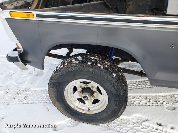 image for item GA9456 1979 Ford F250 flatbed pickup truck