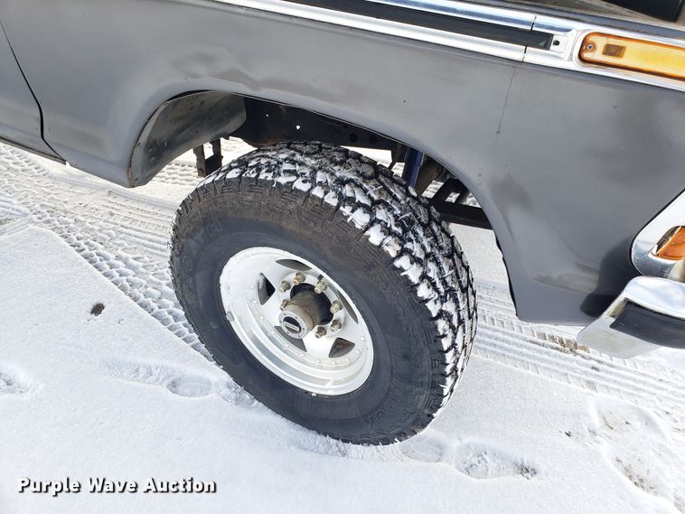 image for item GA9456 1979 Ford F250 flatbed pickup truck