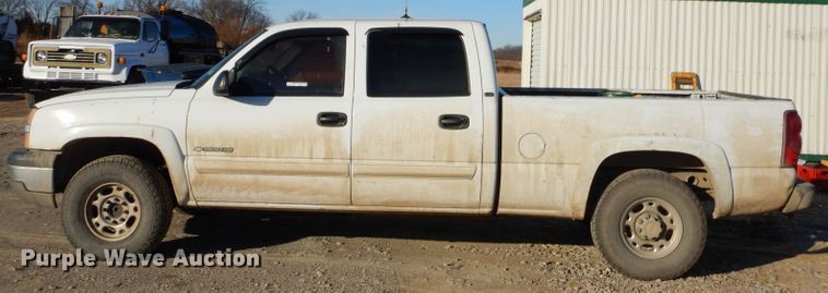 image for item GB9622 2003 Chevrolet Silverado 1500HD Crew Cab pickup truck