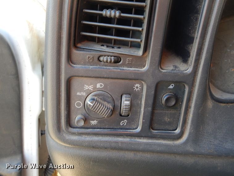 image for item GB9622 2003 Chevrolet Silverado 1500HD Crew Cab pickup truck