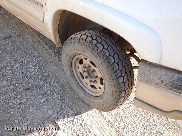 image for item GB9622 2003 Chevrolet Silverado 1500HD Crew Cab pickup truck