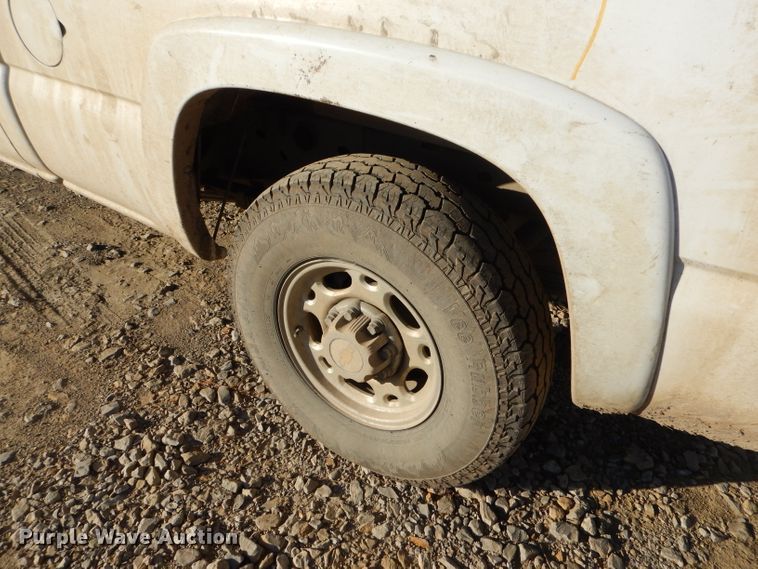 image for item GB9622 2003 Chevrolet Silverado 1500HD Crew Cab pickup truck