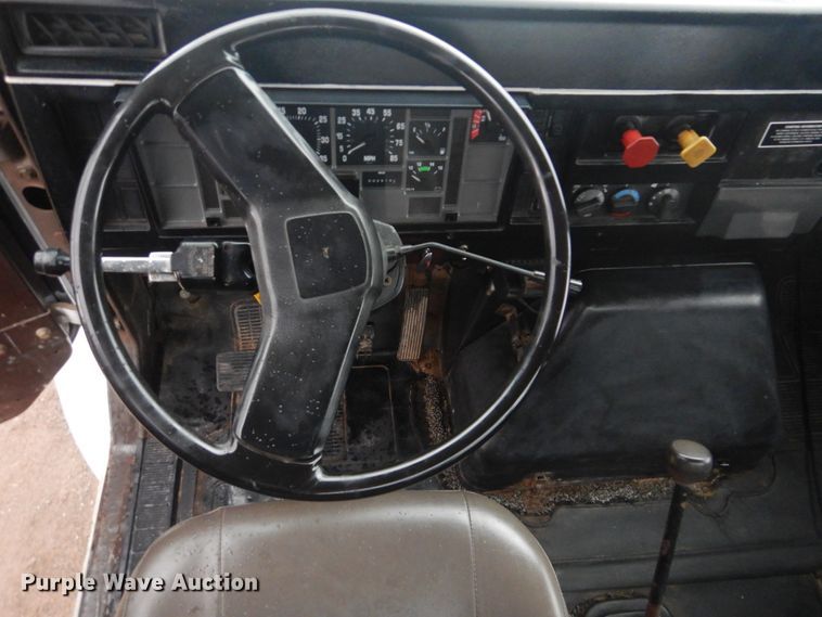 image for item GF9026 1991 International 7100 winch truck