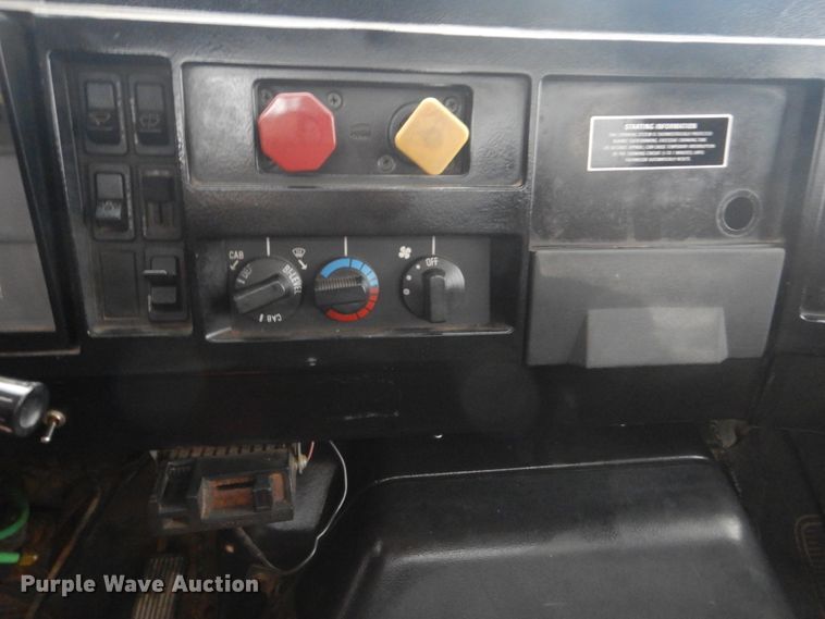 image for item GF9026 1991 International 7100 winch truck