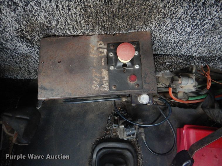 image for item GF9026 1991 International 7100 winch truck