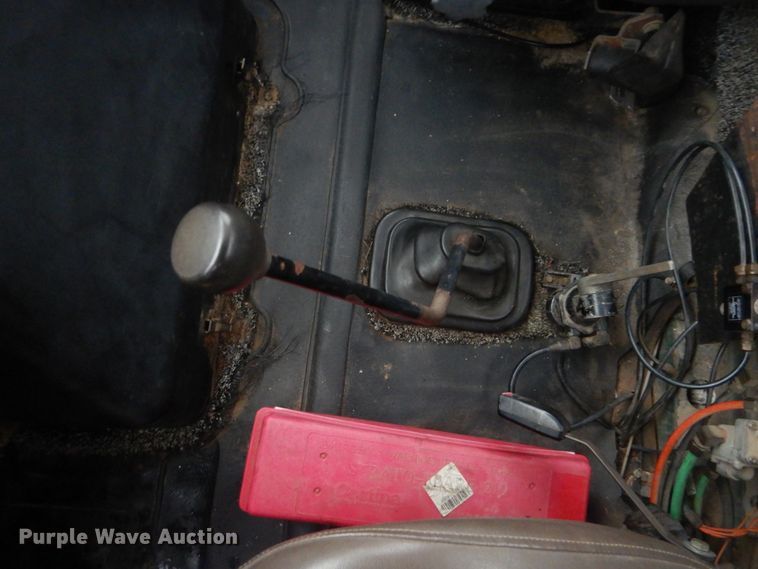 image for item GF9026 1991 International 7100 winch truck