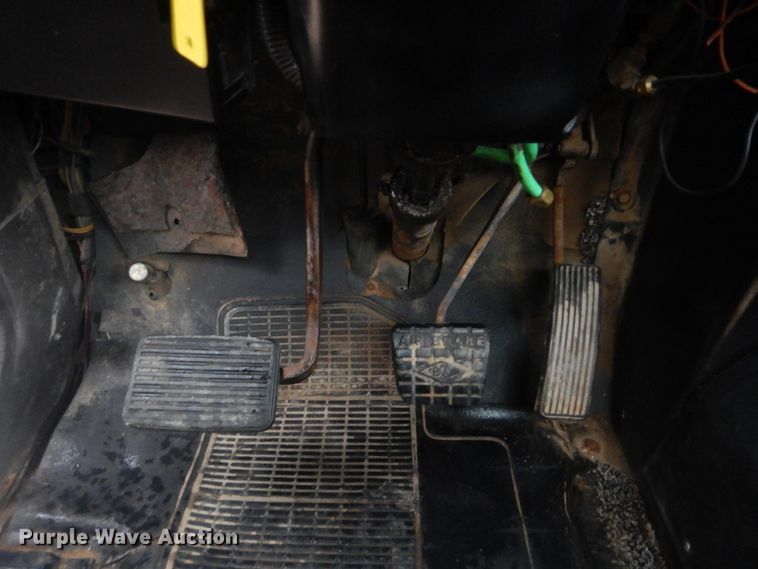 image for item GF9026 1991 International 7100 winch truck