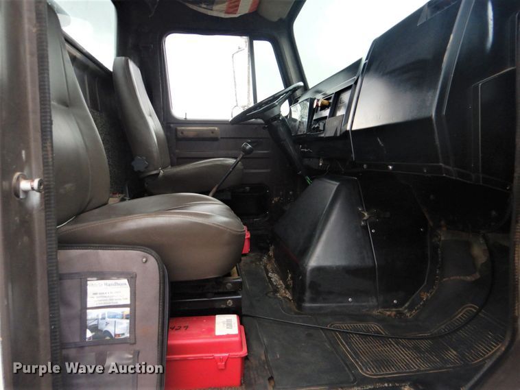 image for item GF9026 1991 International 7100 winch truck