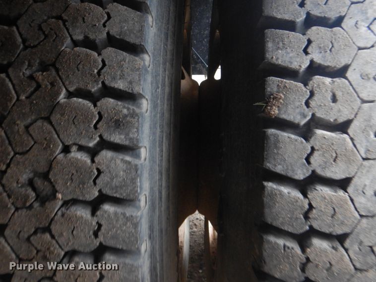 image for item GF9026 1991 International 7100 winch truck