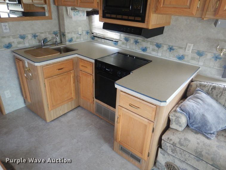 image for item GF9027 2001 Fleetwood Bounder RV