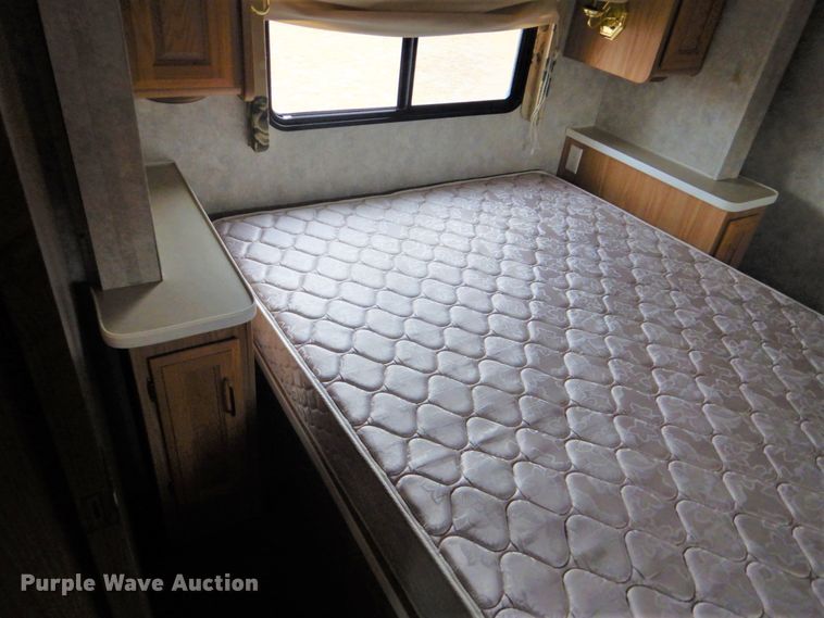 image for item GF9027 2001 Fleetwood Bounder RV