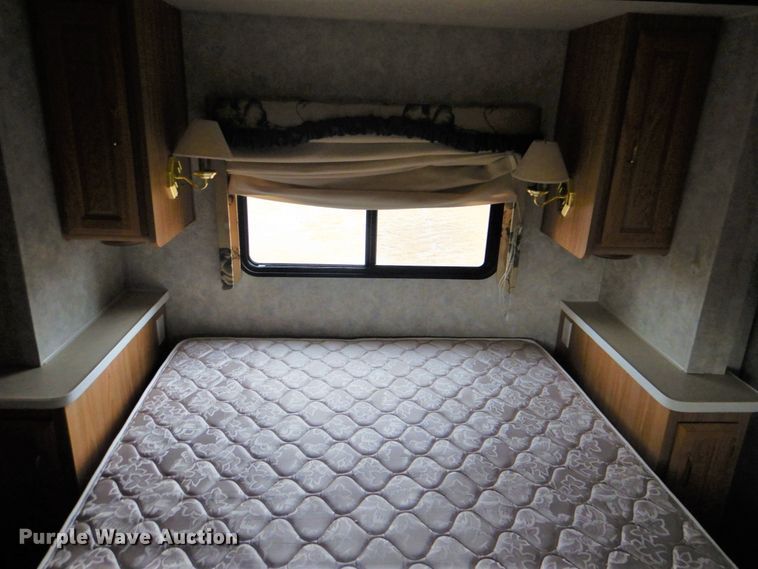 image for item GF9027 2001 Fleetwood Bounder RV