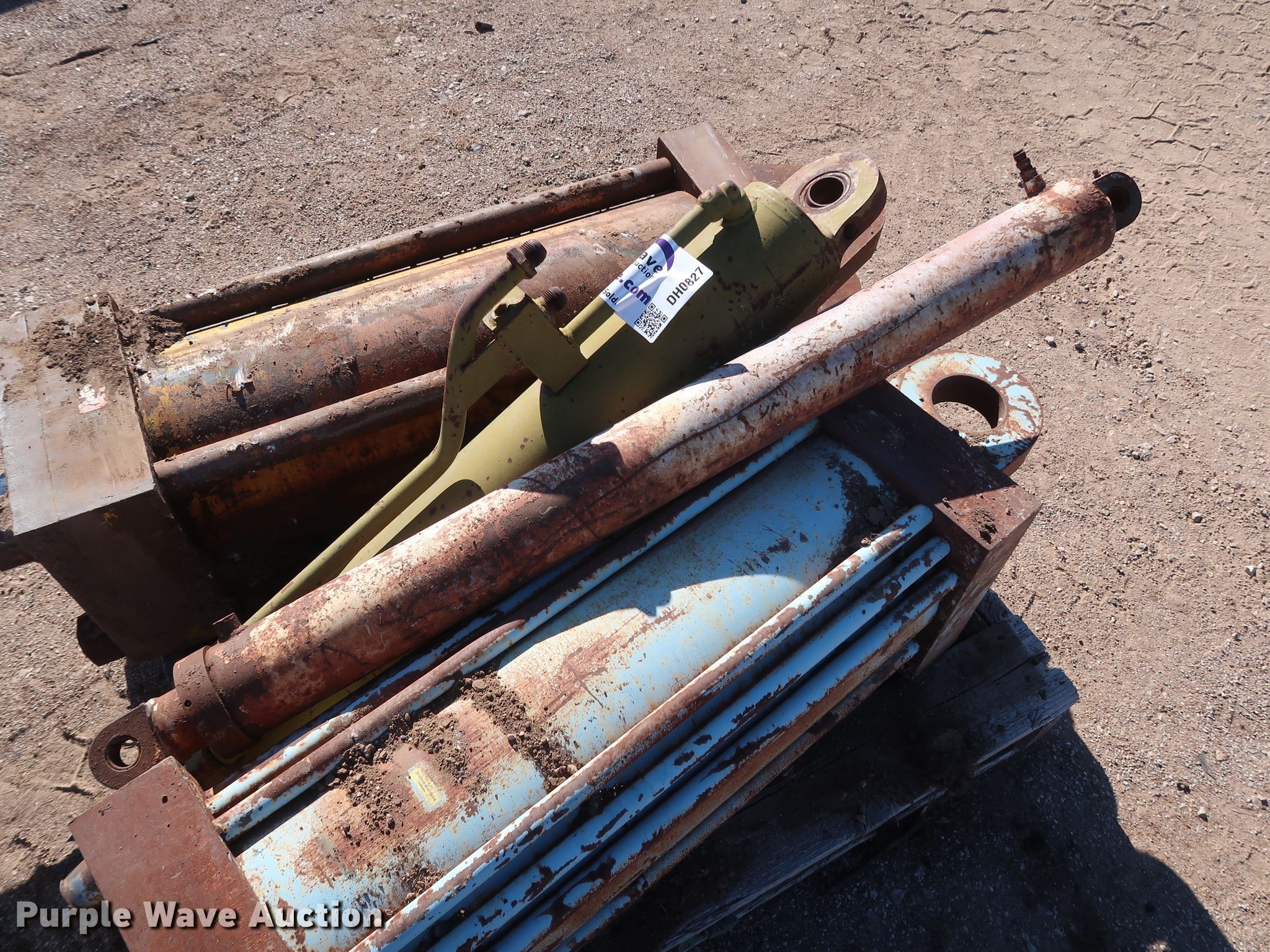 Hydraulic cylinders in Moore, OK Item DH0827 sold Purple Wave