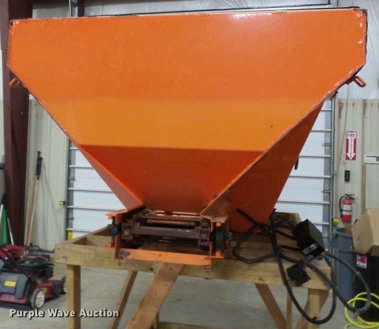 image for item DD1988 Salt Dogg SCH096CX spreader