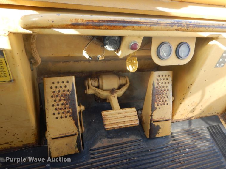 image for item DE1347 1987 Caterpillar 943 track loader