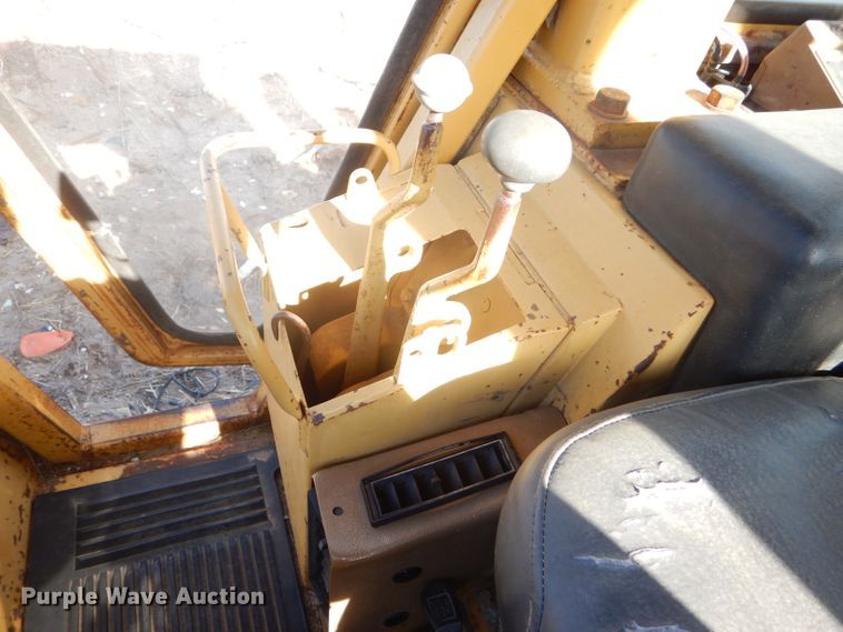 image for item DE1347 1987 Caterpillar 943 track loader
