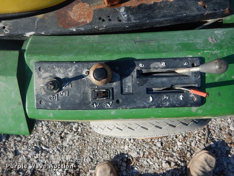 image for item DH6282 John Deere F525 lawn mower