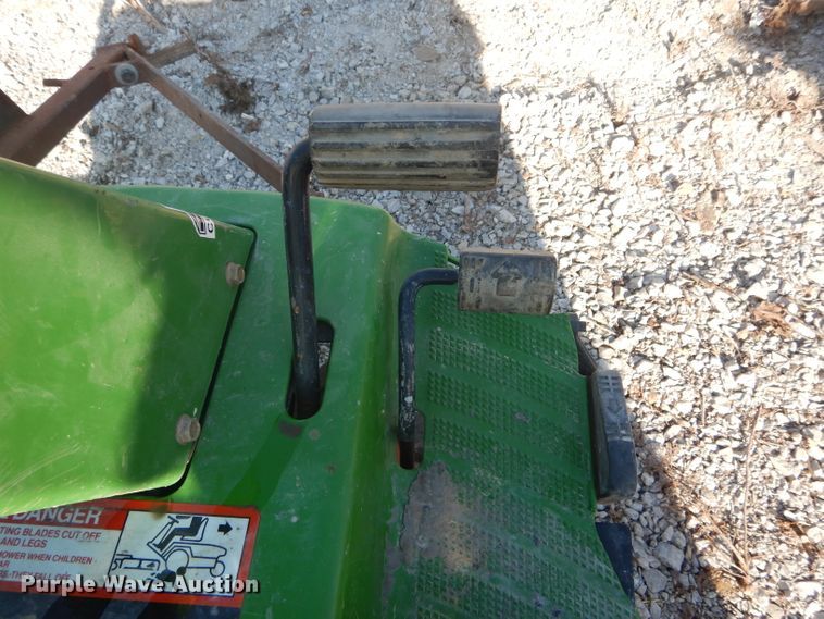 image for item DH6282 John Deere F525 lawn mower
