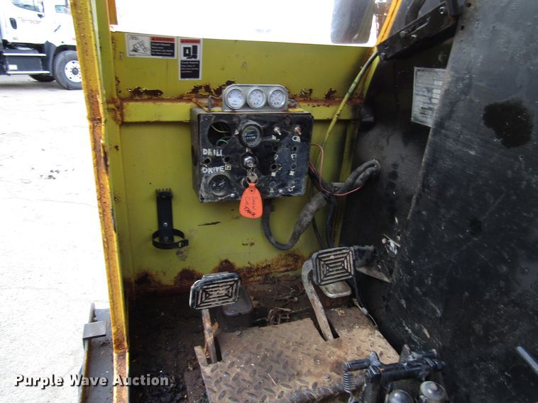image for item DH8337 Bombardier MCD2-MC track carrier