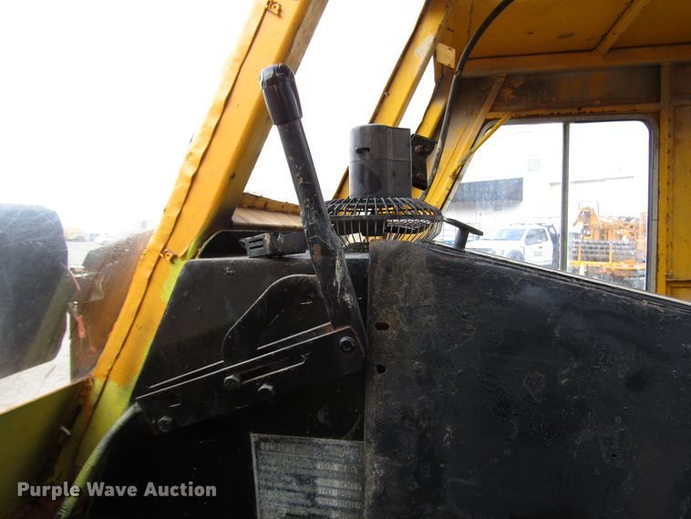 image for item DH8337 Bombardier MCD2-MC track carrier