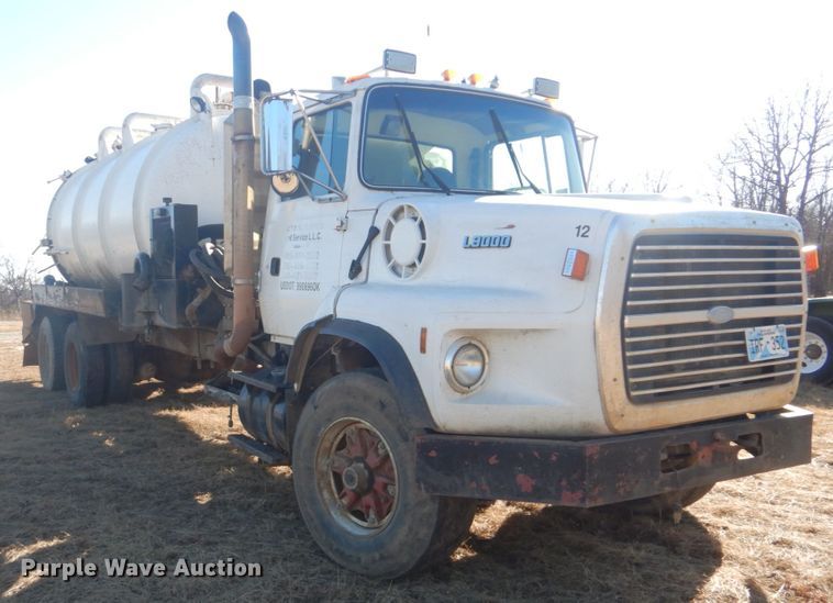 image for item DI2442 1995 Ford LTS9000 vacuum/kill truck