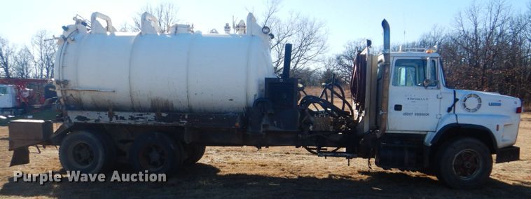 image for item DI2442 1995 Ford LTS9000 vacuum/kill truck