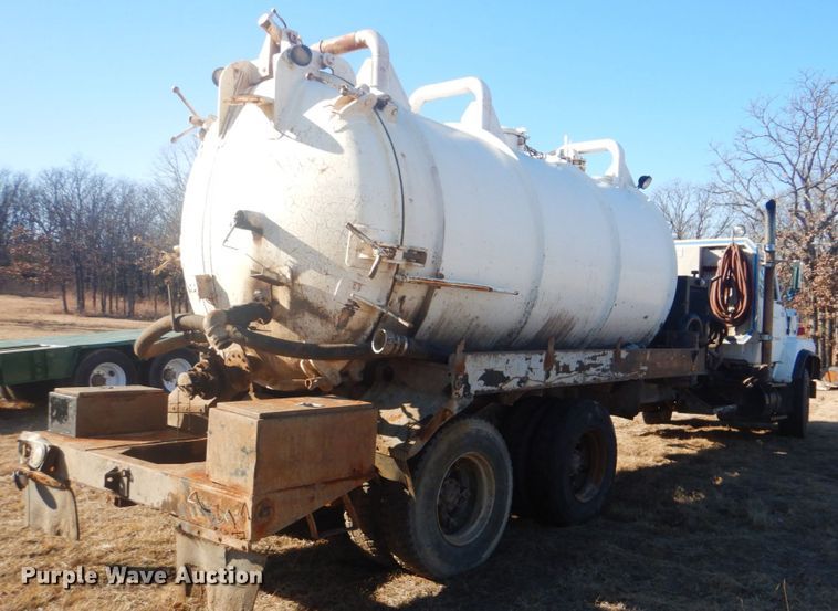 image for item DI2442 1995 Ford LTS9000 vacuum/kill truck