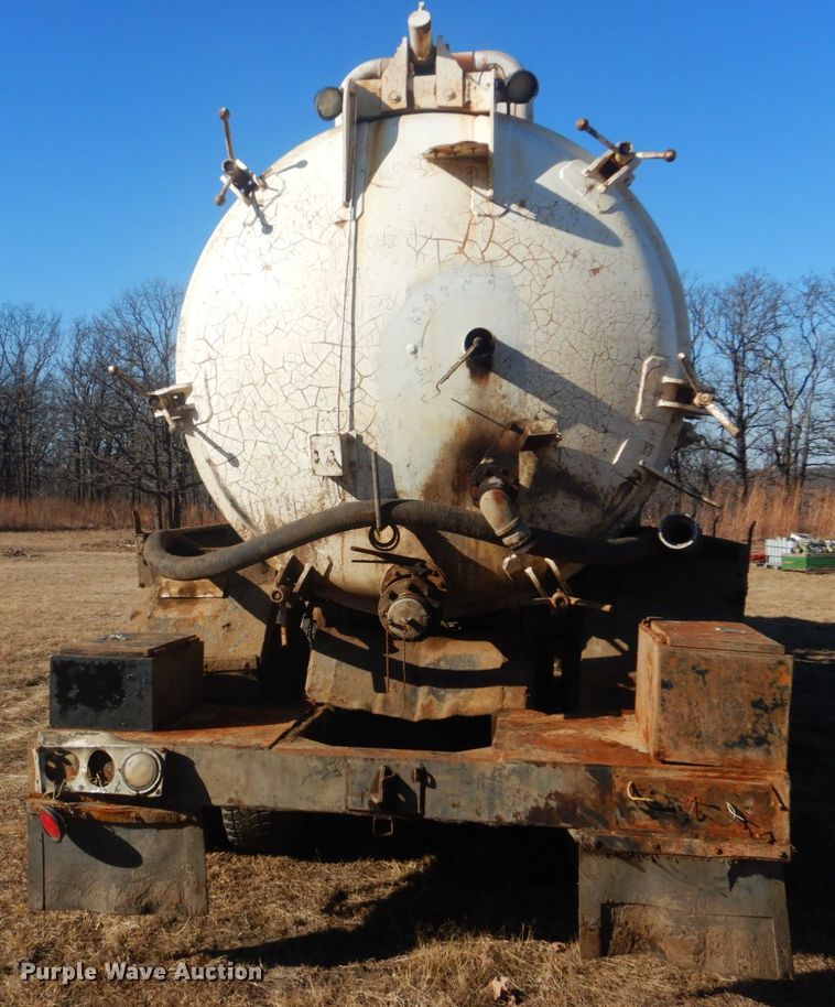 image for item DI2442 1995 Ford LTS9000 vacuum/kill truck