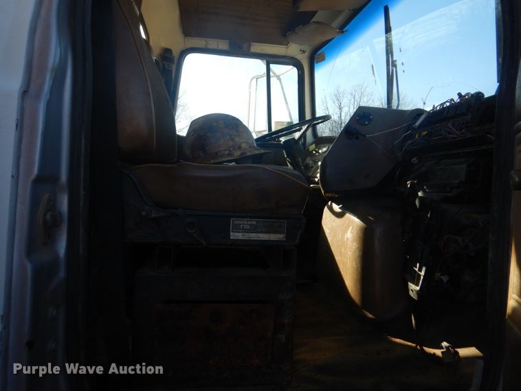 image for item DI2442 1995 Ford LTS9000 vacuum/kill truck