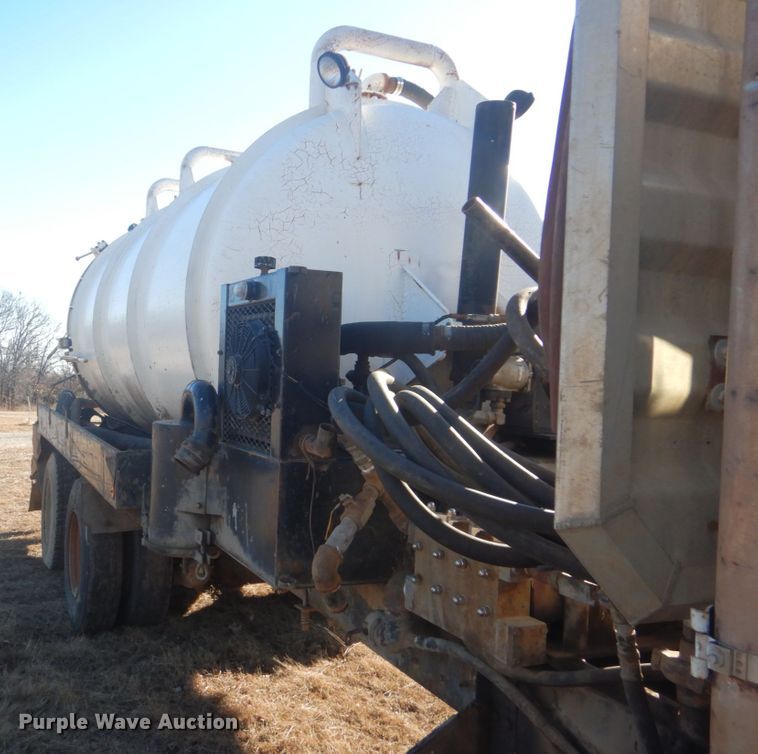 image for item DI2442 1995 Ford LTS9000 vacuum/kill truck