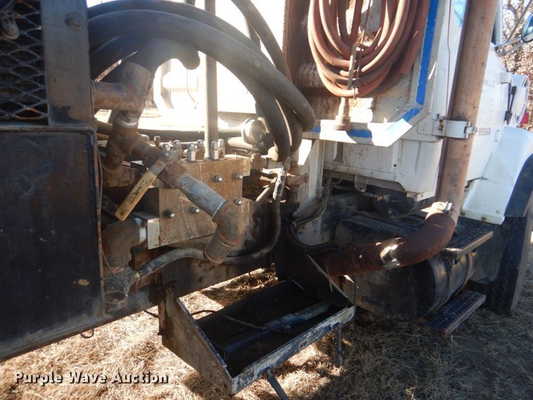 image for item DI2442 1995 Ford LTS9000 vacuum/kill truck