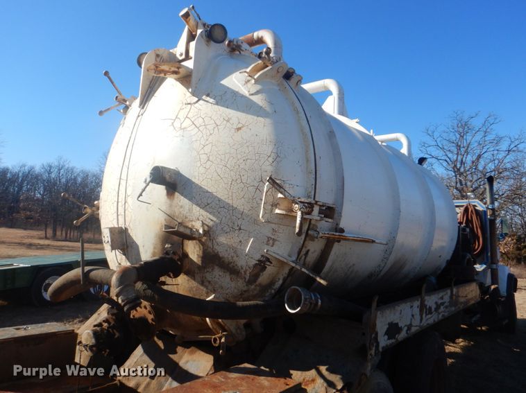 image for item DI2442 1995 Ford LTS9000 vacuum/kill truck