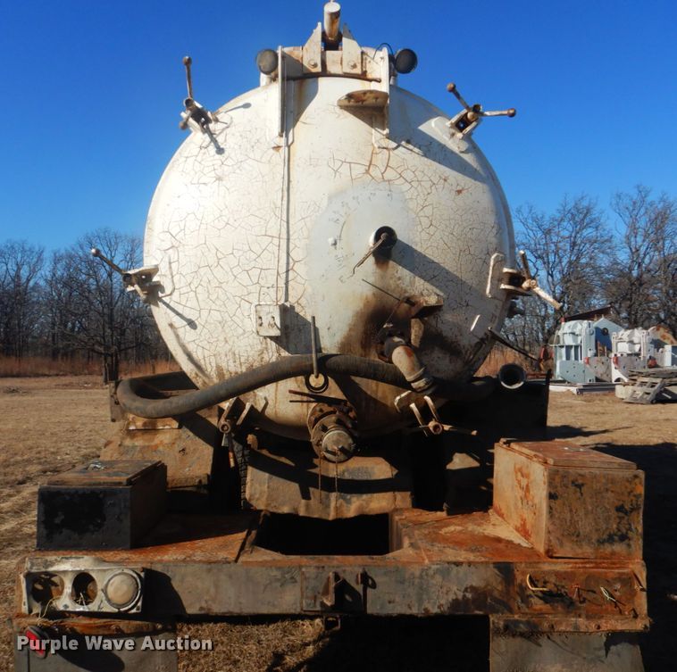 image for item DI2442 1995 Ford LTS9000 vacuum/kill truck