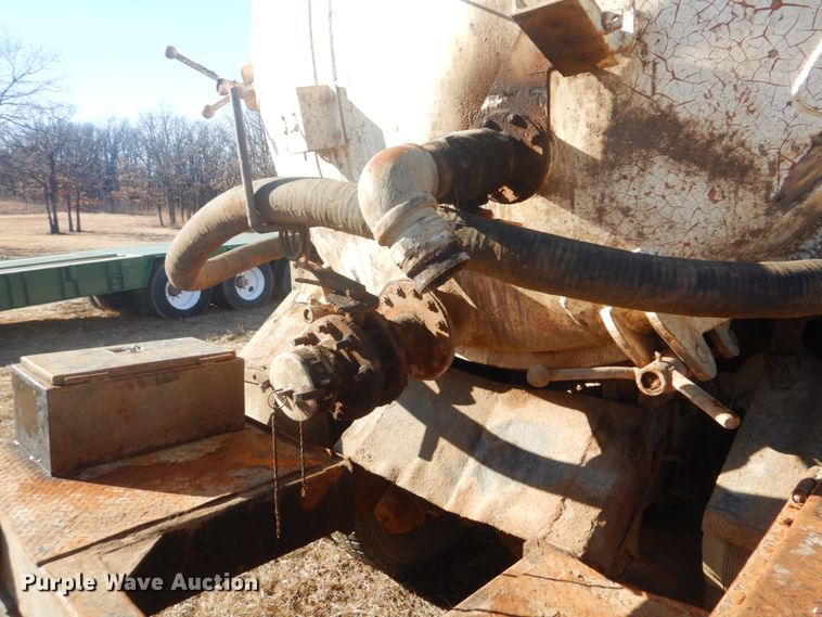 image for item DI2442 1995 Ford LTS9000 vacuum/kill truck