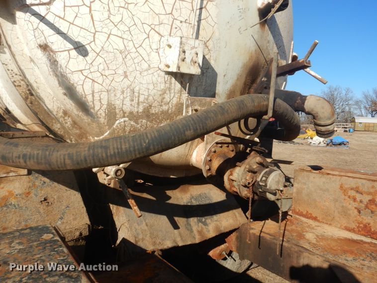 image for item DI2442 1995 Ford LTS9000 vacuum/kill truck