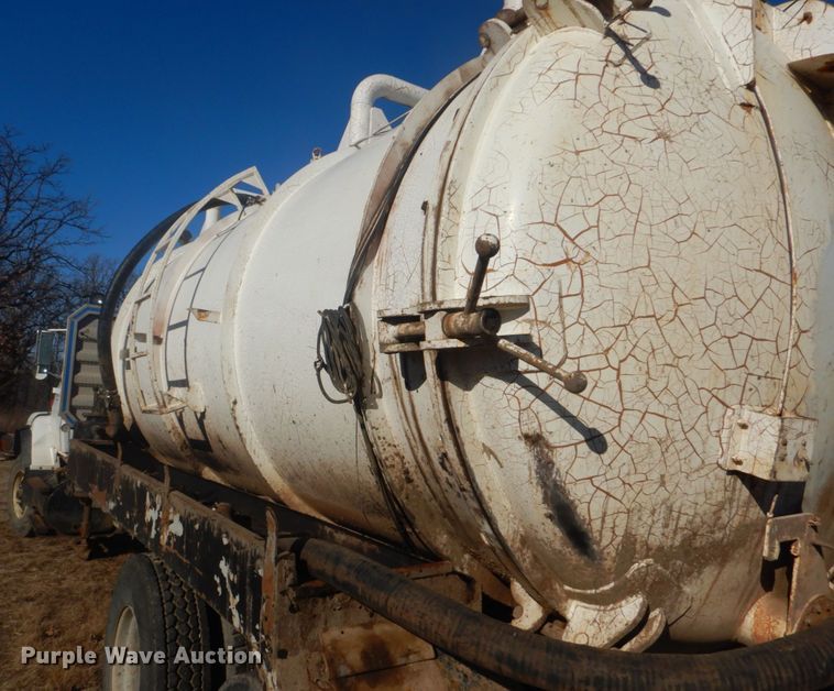 image for item DI2442 1995 Ford LTS9000 vacuum/kill truck