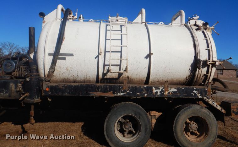 image for item DI2442 1995 Ford LTS9000 vacuum/kill truck