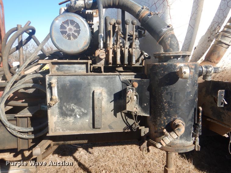 image for item DI2442 1995 Ford LTS9000 vacuum/kill truck