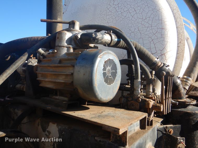 image for item DI2442 1995 Ford LTS9000 vacuum/kill truck