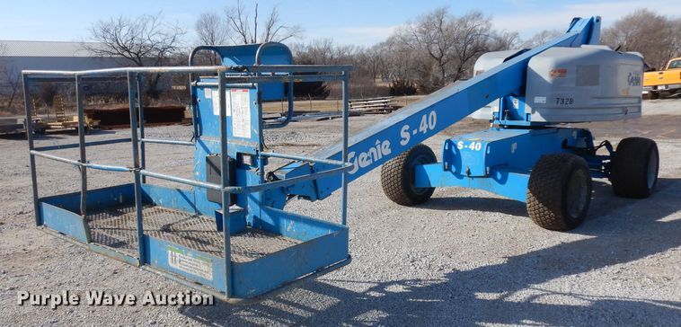 image for item ER9825 2004 Genie S40 boom lift